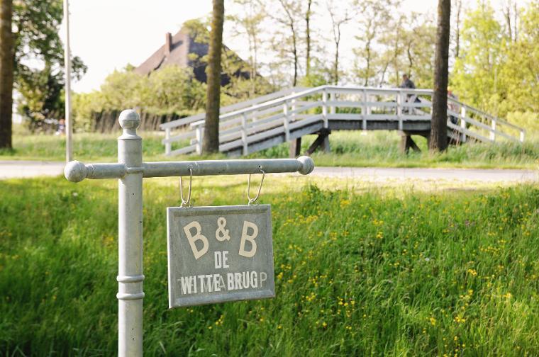 bord van bed en breakfast de witte brug met de witte brug op de achtergrond